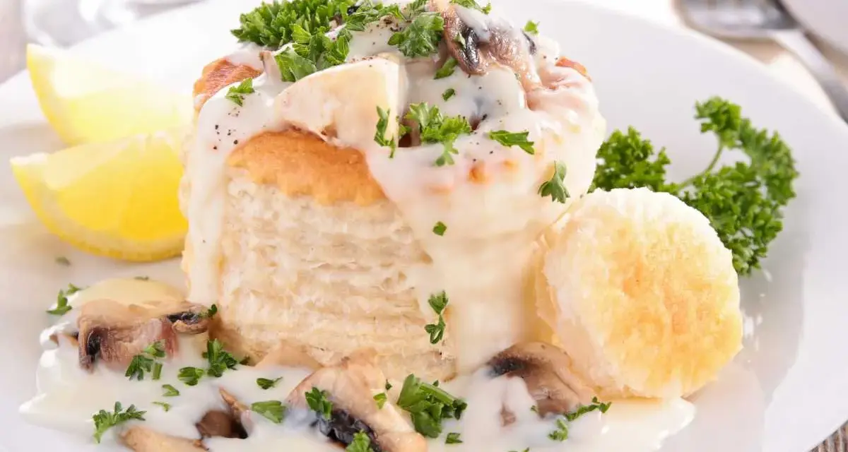 Vol-au-vent relleno de champiñones y salsa cremosa, un clásico de las recetas con champiñones.