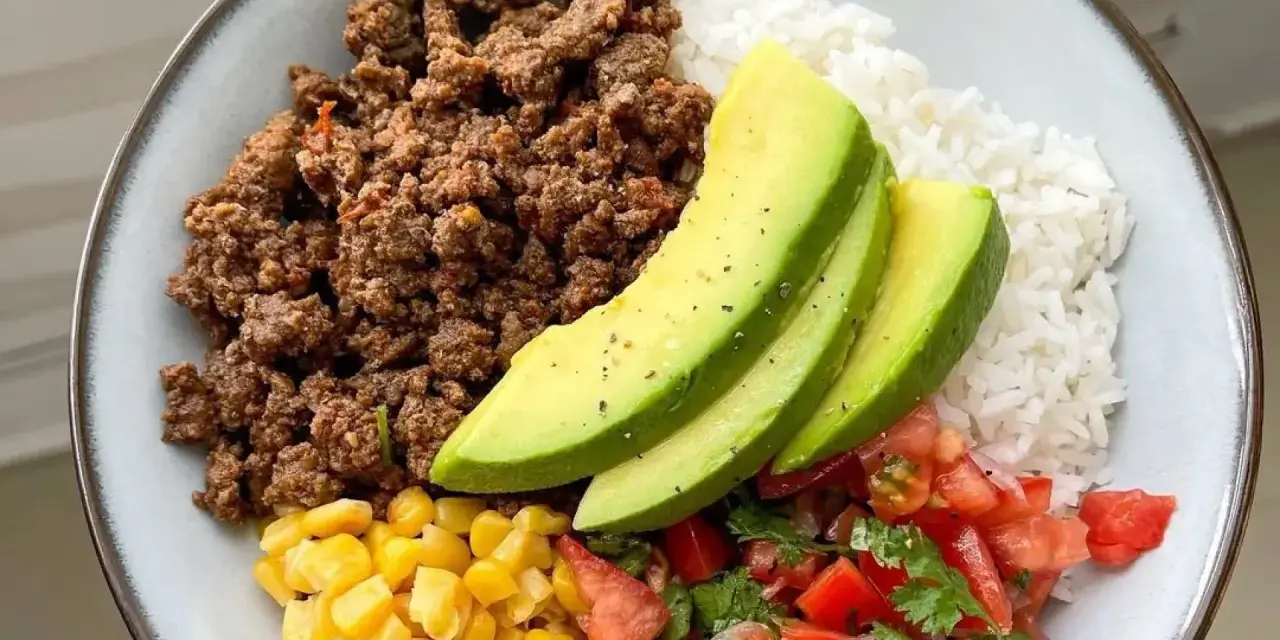 Bowl con arroz, maíz, pico de gallo, aguacate y la mejor carne para picar. ¡Una comida completa y deliciosa!
