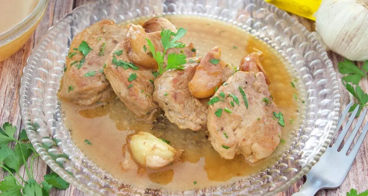 Delicioso solomillo al ajillo, jugoso y tierno, bañado en su salsa con ajos dorados y perejil fresco.