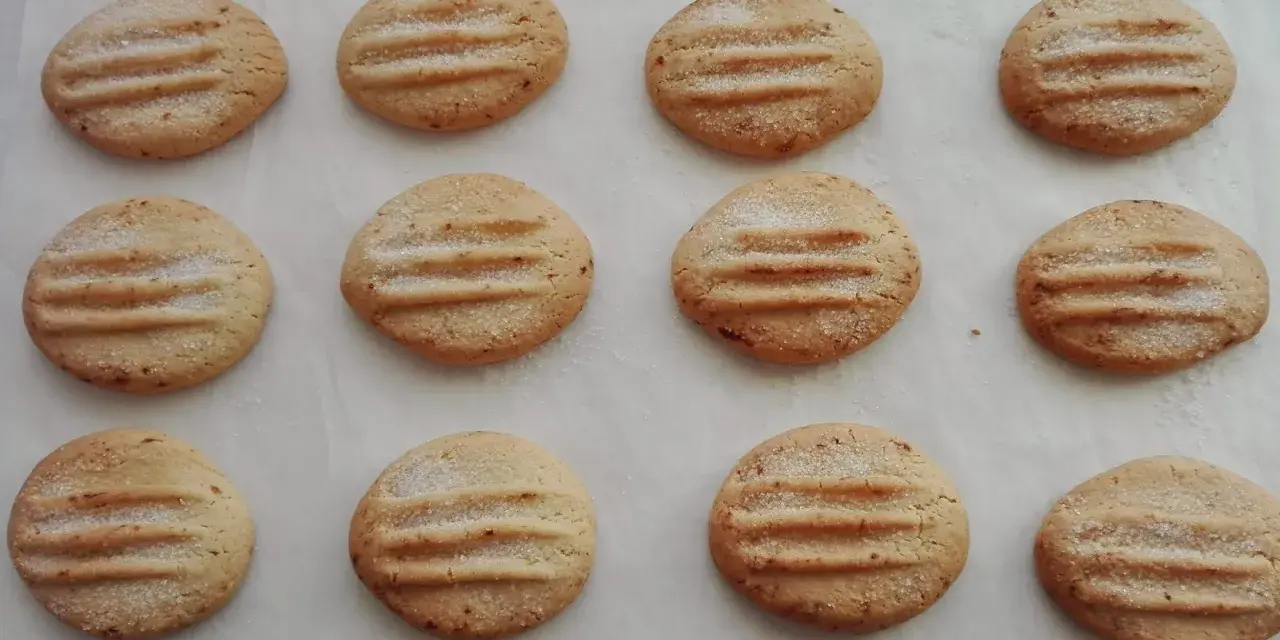 Galletas caseras de pueblo, doradas y espolvoreadas con azúcar, listas para disfrutar.