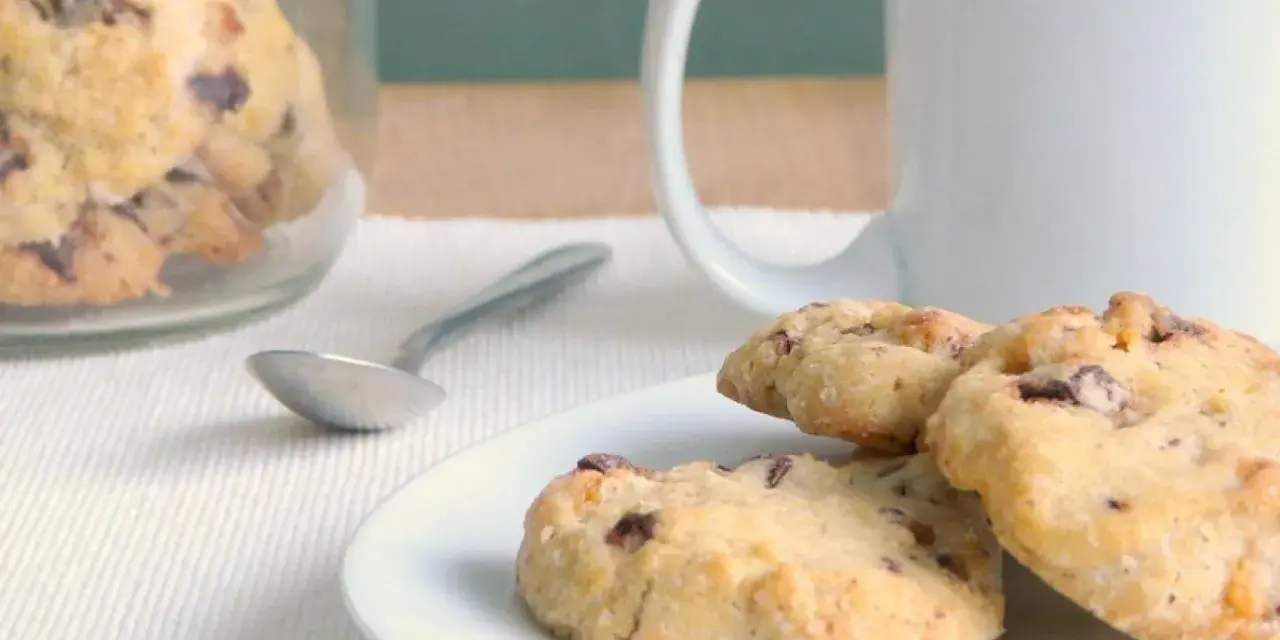 Galletas caseras con chispas de chocolate, perfectas para acompañar un café. Una deliciosa receta de galletas para disfrutar.