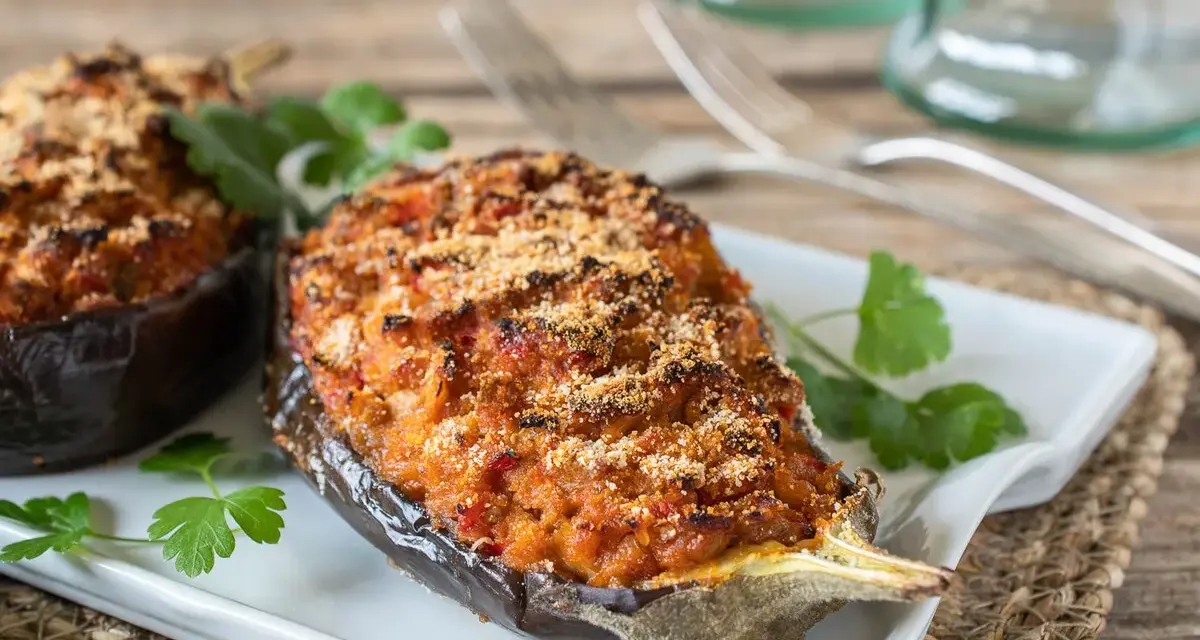 Berenjenas rellenas de atún, gratinadas y listas para disfrutar. Un plato casero y delicioso.