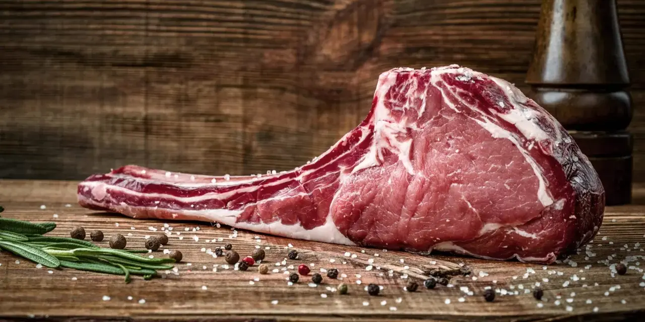Un gran filete de lomo de res crudo, con sal y pimienta, listo para la parrilla. ¿Cuántos filetes de lomo entran en un kilo?