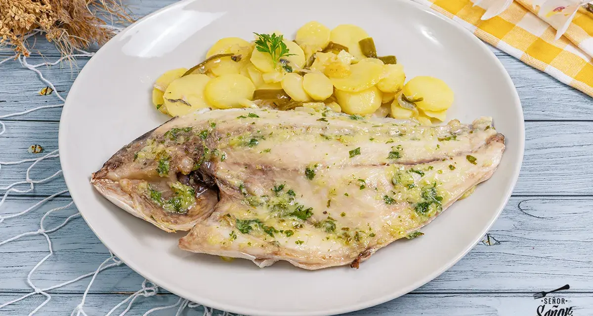Dorada al horno con patatas y perejil, un plato principal delicioso y saludable.