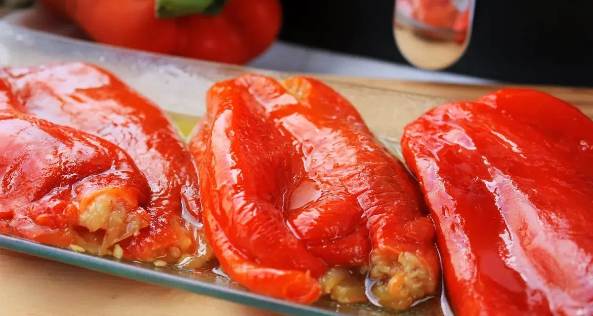 Pimientos asados en freidora de aire, jugosos y brillantes, listos para disfrutar.
