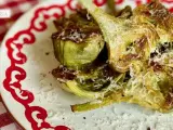 Alcachofas asadas con queso rallado, una deliciosa opción para tus recetas.