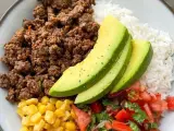 Bowl con arroz, maíz, pico de gallo, aguacate y la mejor carne para picar. ¡Una comida completa y deliciosa!
