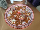 Plato con galletas de jengibre decoradas con glaseado blanco, con formas de hombrecitos, estrellas y copos de nieve. ¡Perfectas para la temporada navideña!