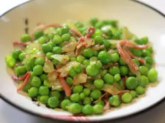 Guisantes con jamón, un plato sencillo y delicioso. Los guisantes frescos se mezclan con trocitos de jamón y cebolla salteada, creando un bocado lleno de sabor.