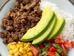 Bowl con arroz, maíz, pico de gallo, aguacate y la mejor carne para picar. ¡Una comida completa y deliciosa!