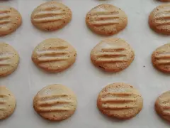Galletas caseras de pueblo, doradas y espolvoreadas con azúcar, listas para disfrutar.
