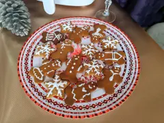 Plato con galletas de jengibre decoradas con glaseado blanco, con formas de hombrecitos, estrellas y copos de nieve. ¡Perfectas para la temporada navideña!