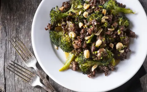 Sabrosa carne molida con brócoli salteado y cacahuetes, una de las mejores recetas con brócoli.