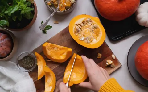Manos cortando calabaza para deliciosas recetas. Ingredientes frescos listos para cocinar.
