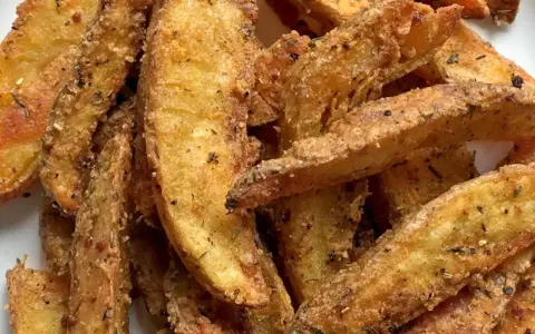 Patatas gajo crujientes y doradas, sazonadas con hierbas y especias. ¡Perfectas para picar!