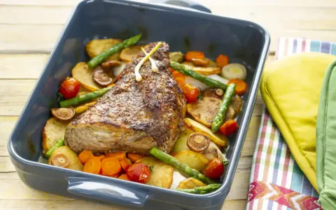 Rabadilla de ternera asada con patatas, zanahorias, espárragos y tomates cherry. Una de las mejores rabadilla de ternera recetas.