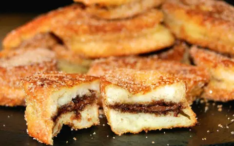 Torrijas de chocolate, crujientes por fuera, cremosas por dentro. Un dulce irresistible.