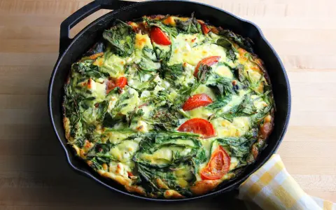 Frittata casera con acelgas, tomates y queso feta. Una opción deliciosa para tus recetas con acelgas.