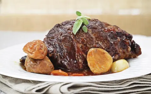 Un jugoso asado de ternera, cocinado a la perfección, servido con castañas glaseadas y hierbas frescas. ¡Así es que es la ternera!