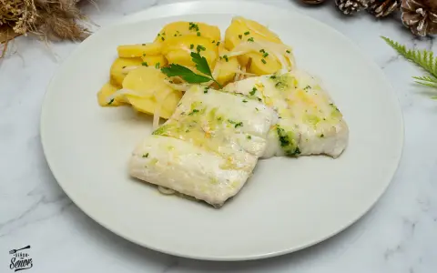 Deliciosa merluza al horno con patatas panadera y perejil picado. Un plato principal ligero y sabroso.