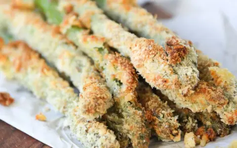Espárragos verdes crujientes empanizados, perfectos para tus recetas de esparragos verdes.