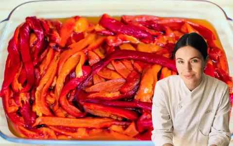 Pimientos asados en una bandeja de vidrio, listos para disfrutar. Una chef sonríe al fondo.