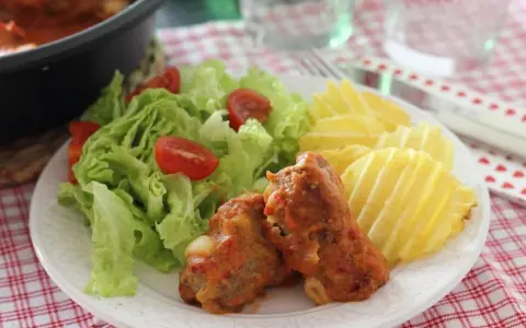Deliciosa carne para niños, con ensalada fresca y patatas onduladas. ¡Un plato que les encantará!