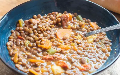 Un plato humeante de lentejas con zanahoria y chorizo, perfecto para una receta casera.