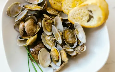 Deliciosas almejas al ajillo, jugosas y con trocitos de pan tostado para mojar en la salsa.