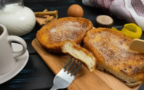 Torrijas caseras, perfectas para tu receta. Pan empapado en leche, huevo y frito, espolvoreado con azúcar y canela. ¡Un manjar!