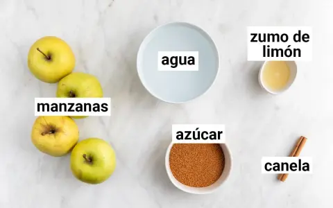 Ingredientes para compota de manzana: manzanas, agua, azúcar, zumo de limón y canela.