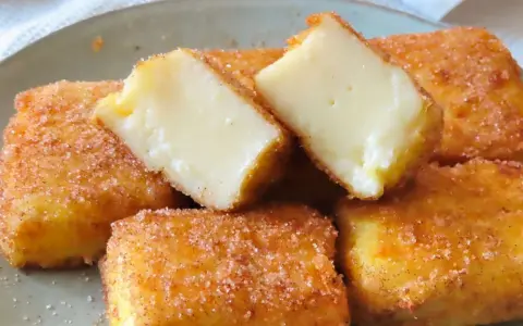 Deliciosa leche frita receta, crujiente por fuera y cremosa por dentro, espolvoreada con azúcar y canela.