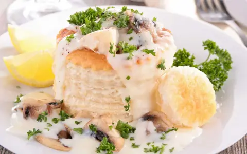 Vol-au-vent relleno de champiñones y salsa cremosa, un clásico de las recetas con champiñones.