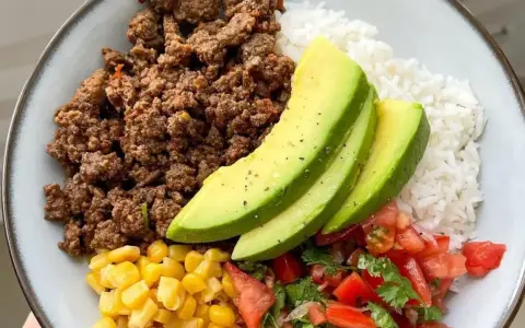 Bowl con arroz, maíz, pico de gallo, aguacate y la mejor carne para picar. ¡Una comida completa y deliciosa!