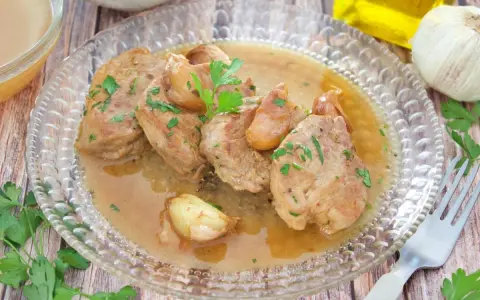 Delicioso solomillo al ajillo, jugoso y tierno, bañado en su salsa con ajos dorados y perejil fresco.