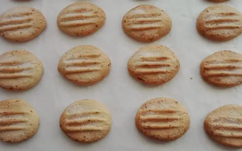 Galletas caseras de pueblo, doradas y espolvoreadas con azúcar, listas para disfrutar.