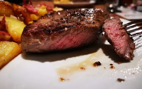 Un jugoso entrecot a la plancha, perfectamente cocinado, acompañado de patatas rústicas.