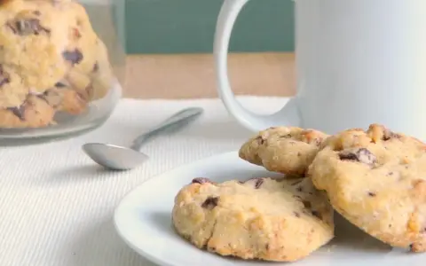 Galletas caseras con chispas de chocolate, perfectas para acompañar un café. Una deliciosa receta de galletas para disfrutar.