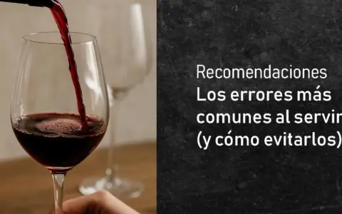 Vino tinto español sirviéndose en copa. Aprende sobre los tipos de vino tinto en España y cómo servirlos sin errores.