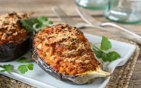 Berenjenas rellenas de atún, gratinadas y listas para disfrutar. Un plato casero y delicioso.