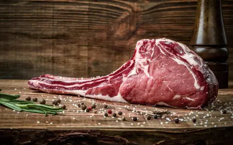 Un gran filete de lomo de res crudo, con sal y pimienta, listo para la parrilla. ¿Cuántos filetes de lomo entran en un kilo?