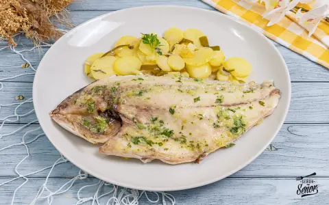 Dorada al horno con patatas y perejil, un plato principal delicioso y saludable.