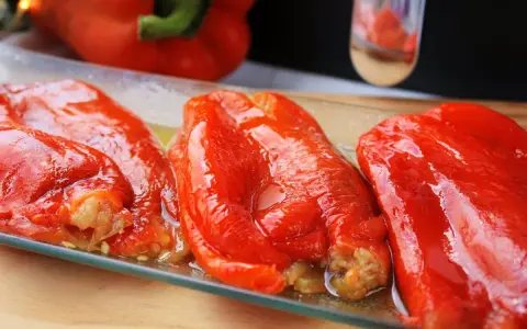 Pimientos asados en freidora de aire, jugosos y brillantes, listos para disfrutar.