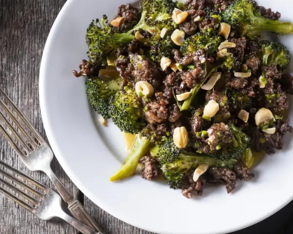 Sabrosa carne molida con brócoli salteado y cacahuetes, una de las mejores recetas con brócoli.