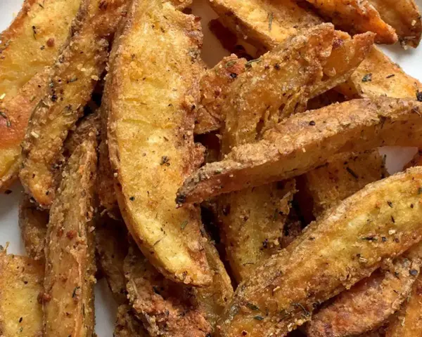 Patatas gajo crujientes y doradas, sazonadas con hierbas y especias. ¡Perfectas para picar!