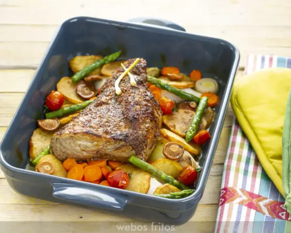 Rabadilla de ternera asada con patatas, zanahorias, espárragos y tomates cherry. Una de las mejores rabadilla de ternera recetas.