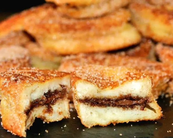 Torrijas de chocolate, crujientes por fuera, cremosas por dentro. Un dulce irresistible.