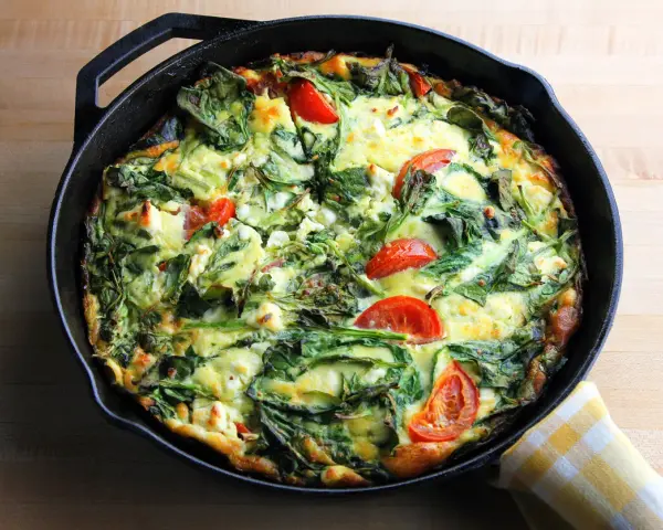 Frittata casera con acelgas, tomates y queso feta. Una opción deliciosa para tus recetas con acelgas.