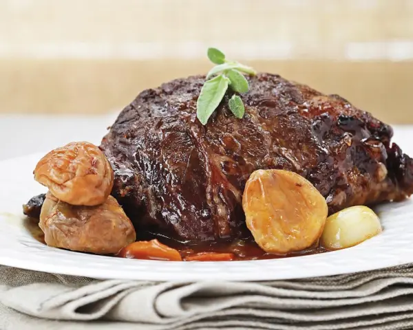 Un jugoso asado de ternera, cocinado a la perfección, servido con castañas glaseadas y hierbas frescas. ¡Así es que es la ternera!