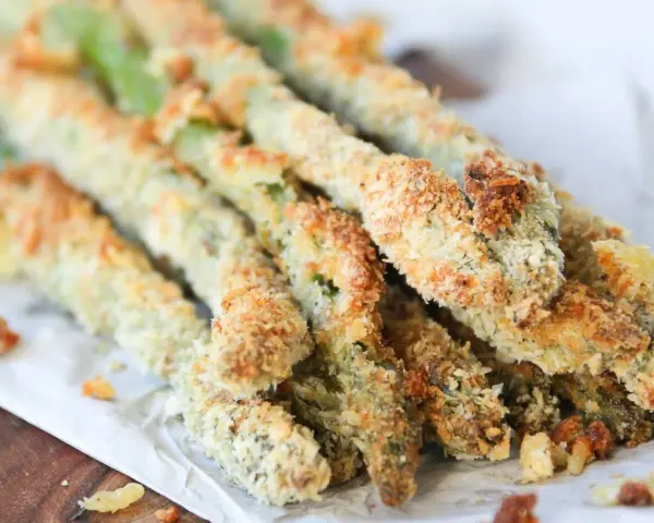 Espárragos verdes crujientes empanizados, perfectos para tus recetas de esparragos verdes.